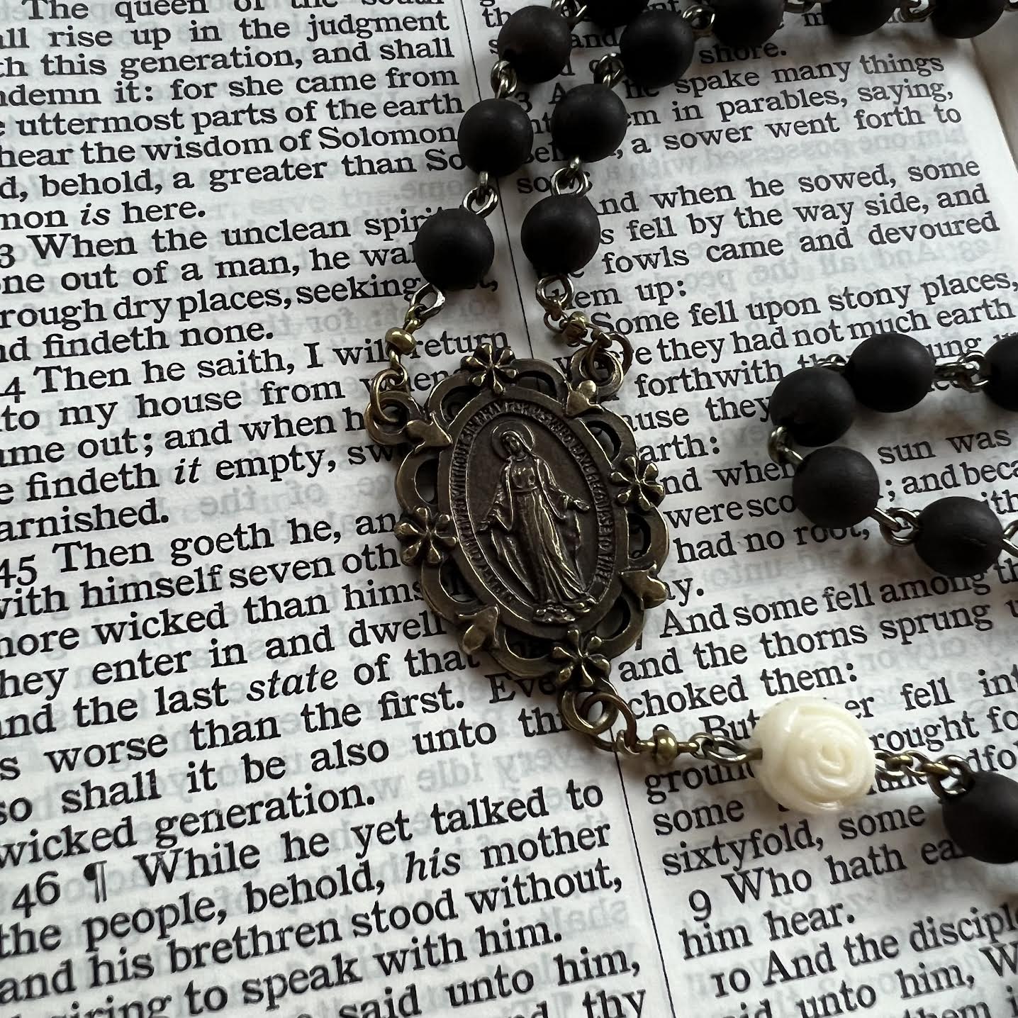 Miraculous Medal Rosary | White Roses